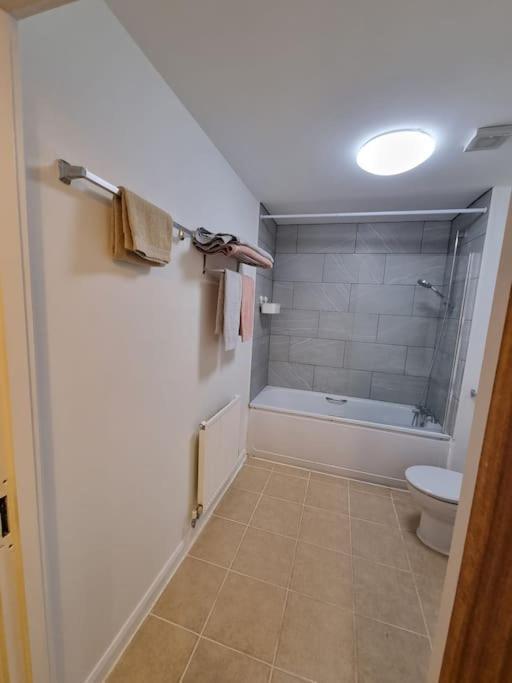 Laura'S Place Apartment Айсълуърт Екстериор снимка