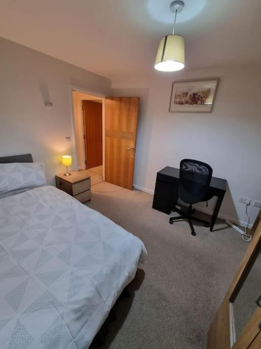 Laura'S Place Apartment Айсълуърт Екстериор снимка