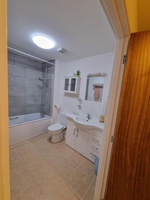 Laura'S Place Apartment Айсълуърт Екстериор снимка