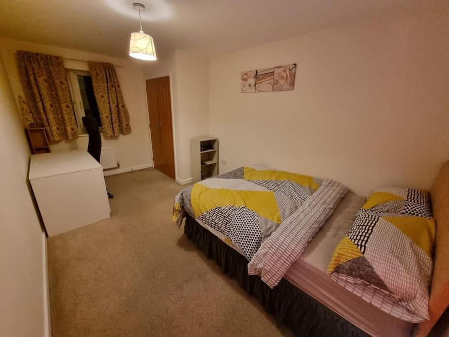 Laura'S Place Apartment Айсълуърт Екстериор снимка