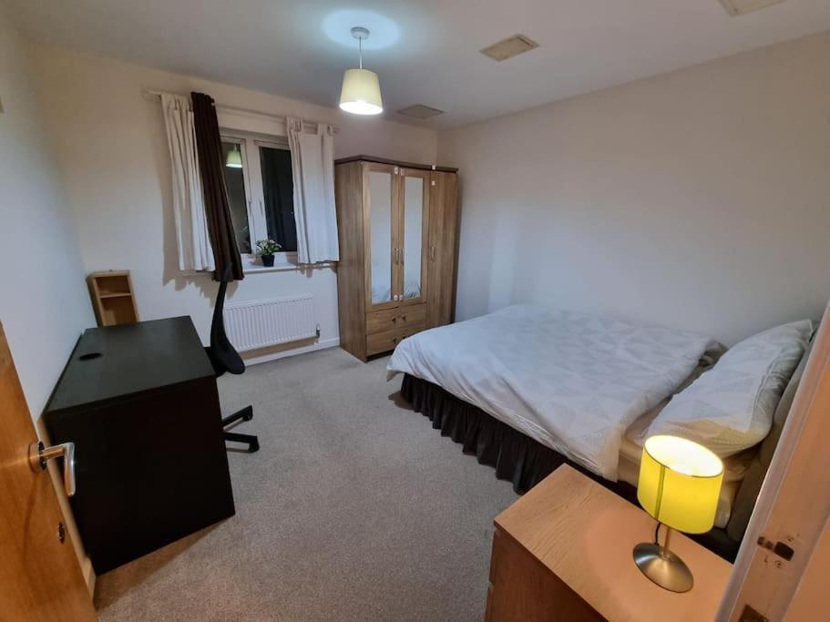 Laura'S Place Apartment Айсълуърт Екстериор снимка